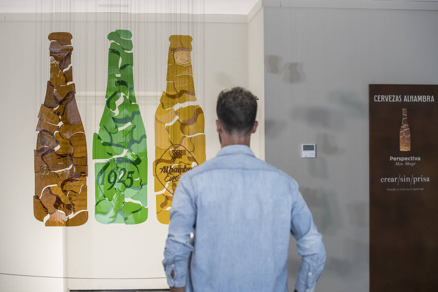 Hasta final de mes, la ciudad se convierte en una gran sala de exposición que acoge las obras de los artistas reunidos por Cervezas Alhambra