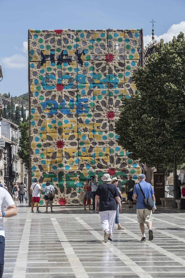 Hasta final de mes, la ciudad se convierte en una gran sala de exposición que acoge las obras de los artistas reunidos por Cervezas Alhambra