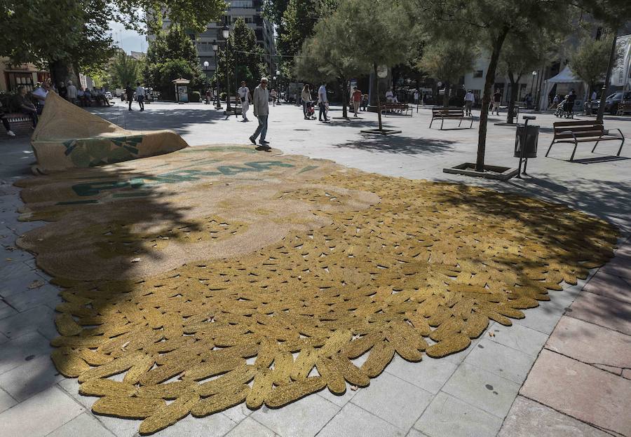 Hasta final de mes, la ciudad se convierte en una gran sala de exposición que acoge las obras de los artistas reunidos por Cervezas Alhambra