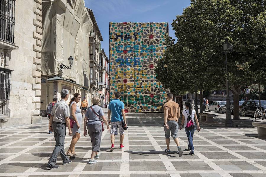 Hasta final de mes, la ciudad se convierte en una gran sala de exposición que acoge las obras de los artistas reunidos por Cervezas Alhambra