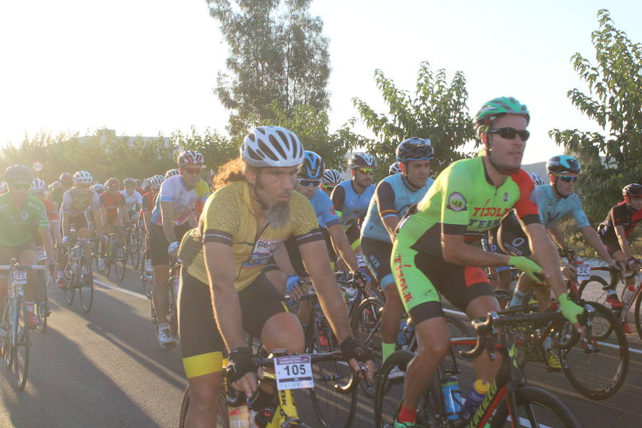 Medio millar de ciclistas han tomado la salida en 'Las 4 Cimas'