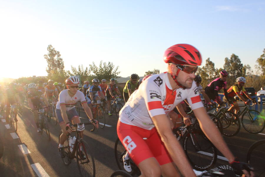 Medio millar de ciclistas han tomado la salida en 'Las 4 Cimas'