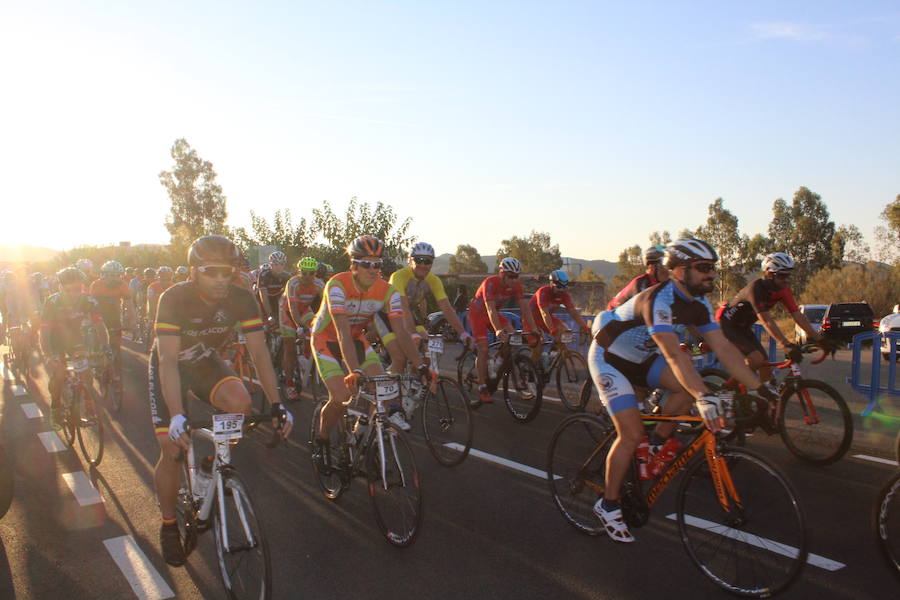 Medio millar de ciclistas han tomado la salida en 'Las 4 Cimas'