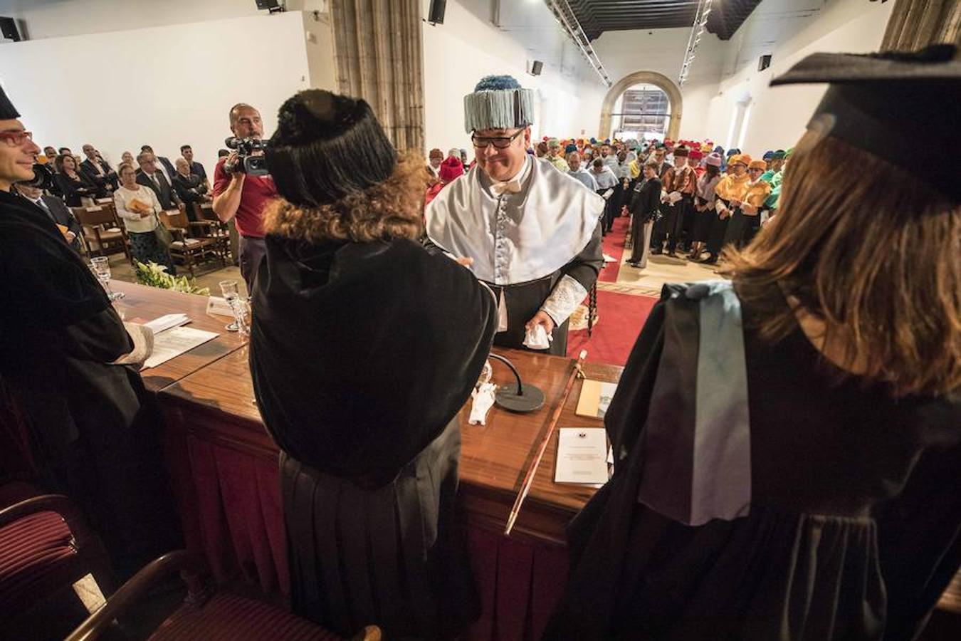 Fotos: La procesión de profesores y estudiantes abre el curso en la UGR