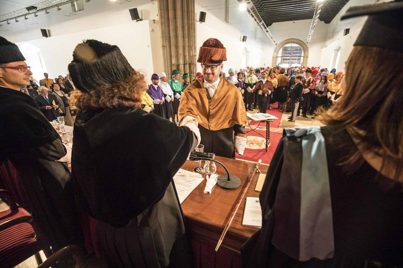 Fotos: La procesión de profesores y estudiantes abre el curso en la UGR