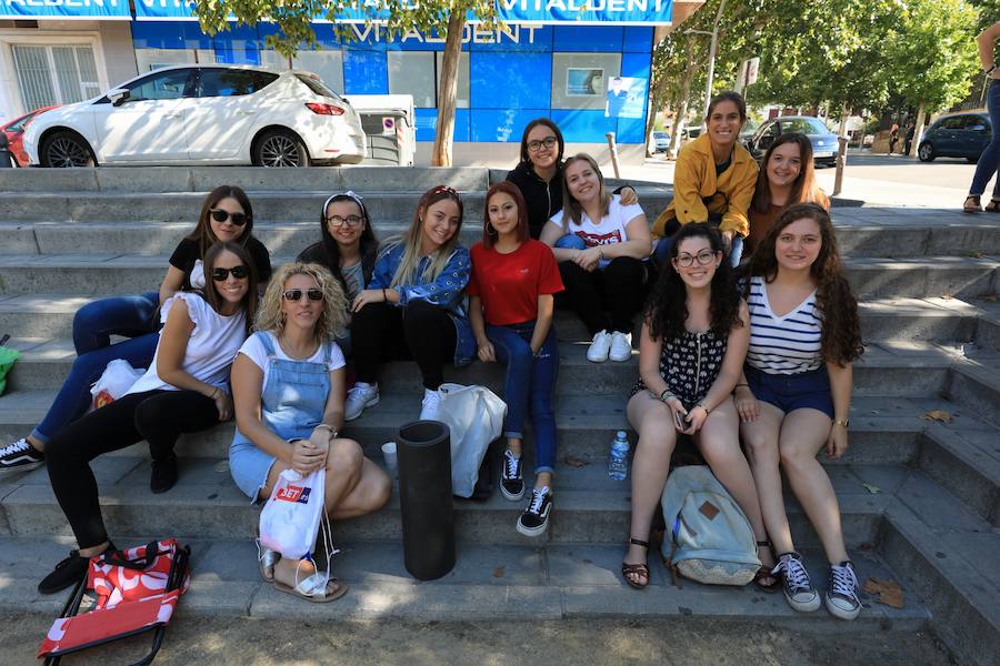 Los seguidores del cantante malagueño esperan en la Plaza de Toros de Granada para los conciertos de esta noche y mañana