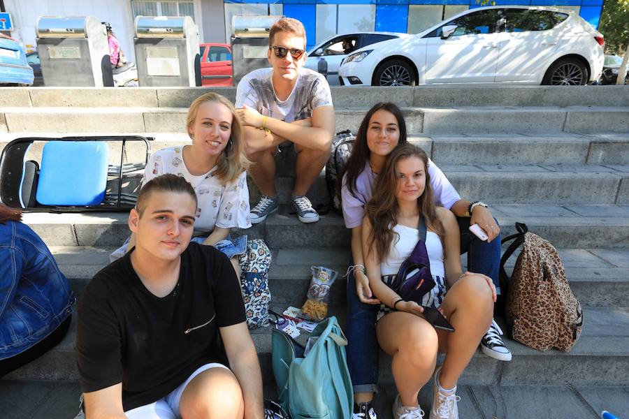 Los seguidores del cantante malagueño esperan en la Plaza de Toros de Granada para los conciertos de esta noche y mañana