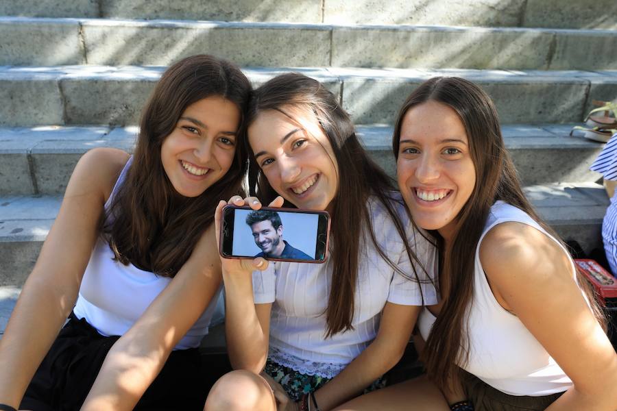 Los seguidores del cantante malagueño esperan en la Plaza de Toros de Granada para los conciertos de esta noche y mañana