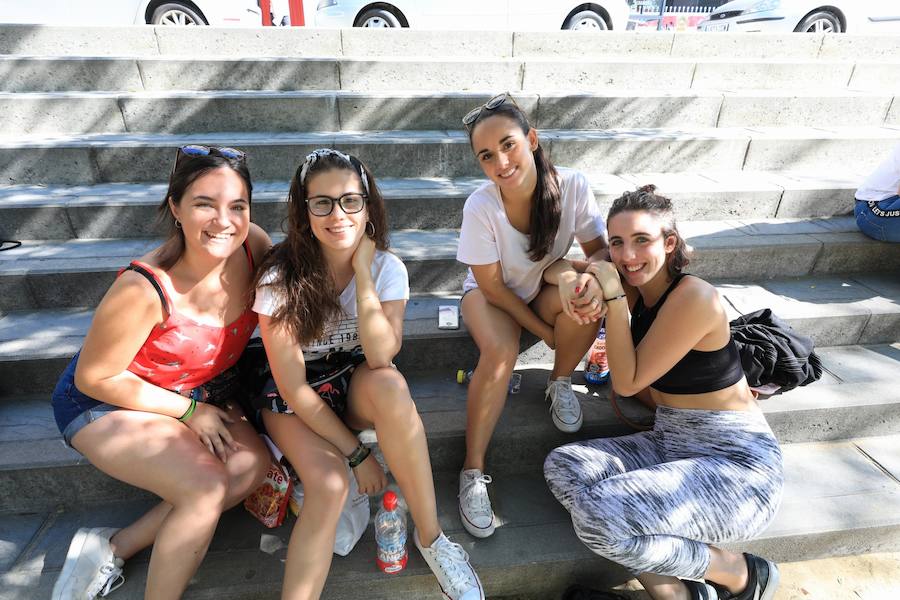 Los seguidores del cantante malagueño esperan en la Plaza de Toros de Granada para los conciertos de esta noche y mañana