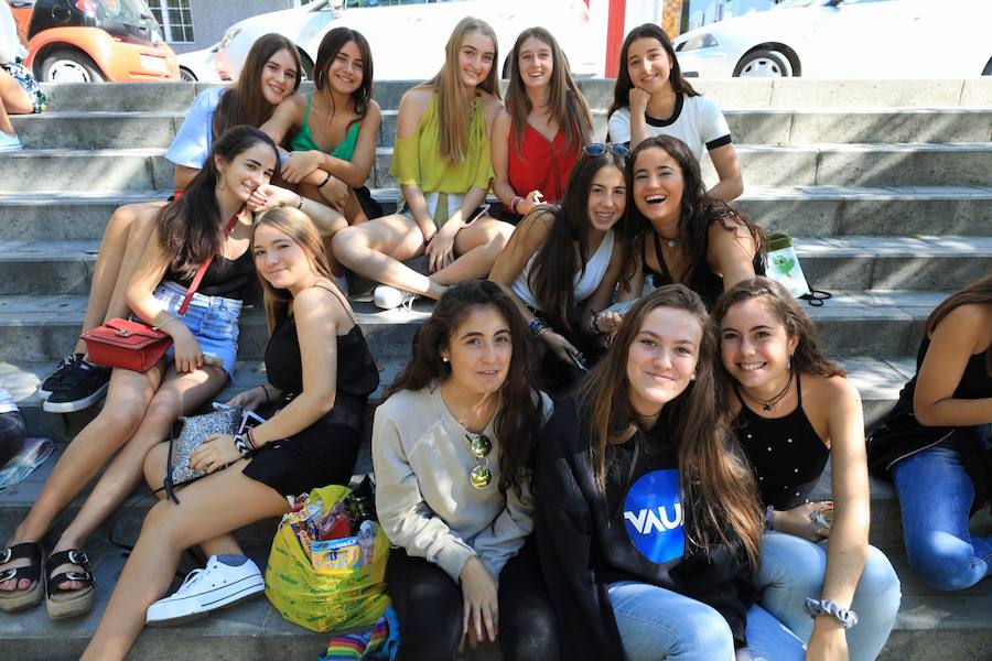 Los seguidores del cantante malagueño esperan en la Plaza de Toros de Granada para los conciertos de esta noche y mañana