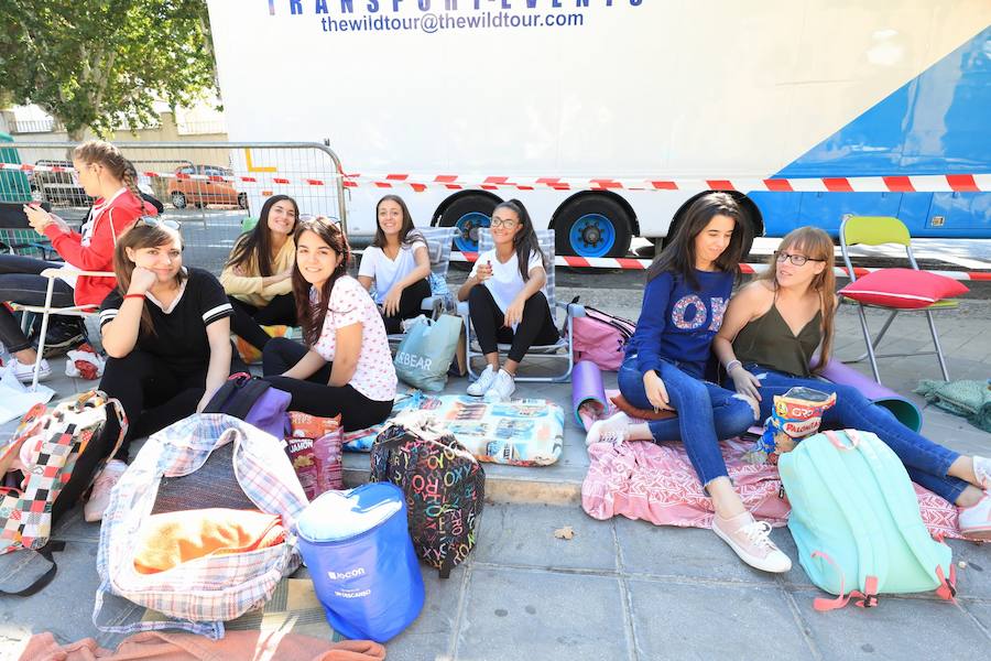 Los seguidores del cantante malagueño esperan en la Plaza de Toros de Granada para los conciertos de esta noche y mañana