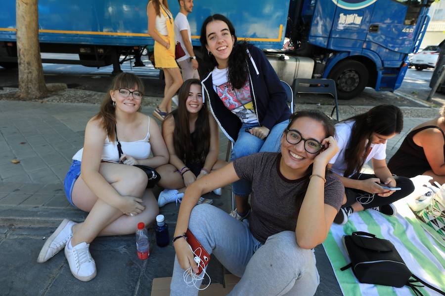 Los seguidores del cantante malagueño esperan en la Plaza de Toros de Granada para los conciertos de esta noche y mañana