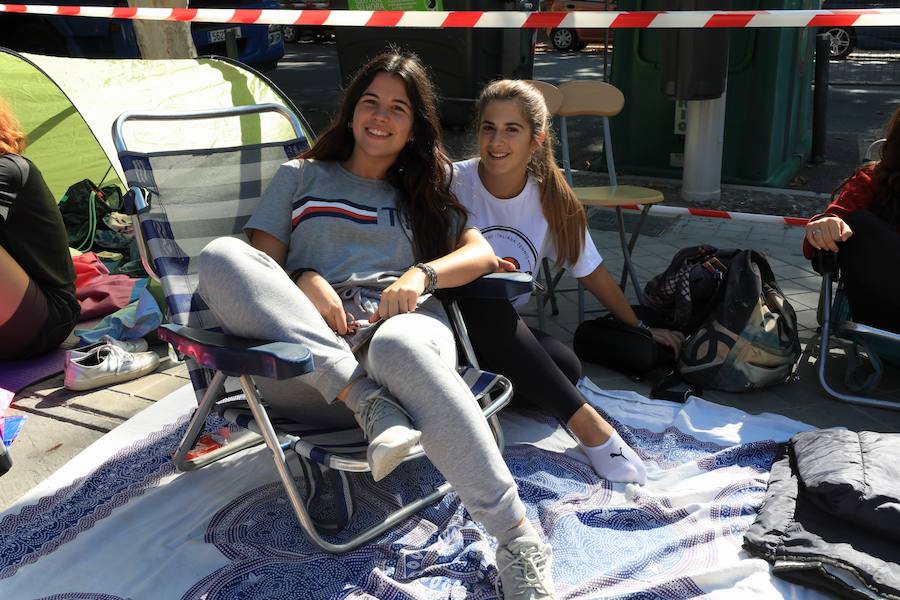 Los seguidores del cantante malagueño esperan en la Plaza de Toros de Granada para los conciertos de esta noche y mañana