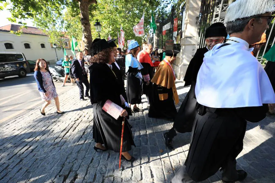 Procesión cívico-académica de docentes, estudiantado y personal de administración y servicios desde la Facultad de Derecho, Plaza de la Universidad, hasta el Hospital Real