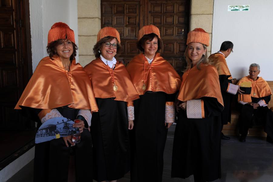 Procesión cívico-académica de docentes, estudiantado y personal de administración y servicios desde la Facultad de Derecho, Plaza de la Universidad, hasta el Hospital Real