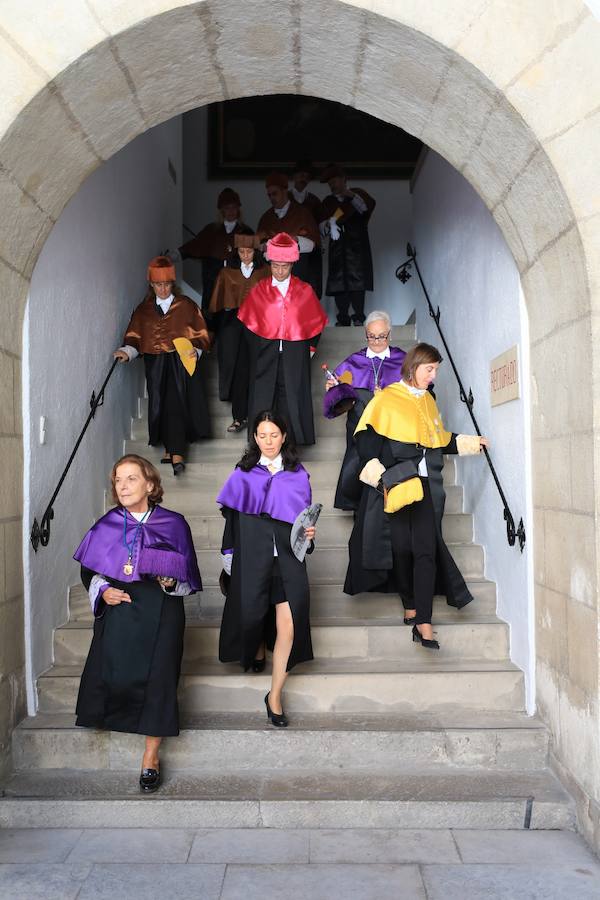 Procesión cívico-académica de docentes, estudiantado y personal de administración y servicios desde la Facultad de Derecho, Plaza de la Universidad, hasta el Hospital Real