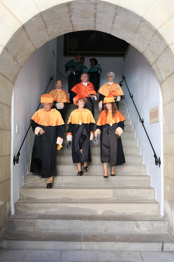 Procesión cívico-académica de docentes, estudiantado y personal de administración y servicios desde la Facultad de Derecho, Plaza de la Universidad, hasta el Hospital Real