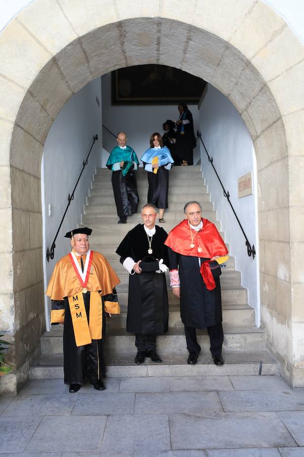 Procesión cívico-académica de docentes, estudiantado y personal de administración y servicios desde la Facultad de Derecho, Plaza de la Universidad, hasta el Hospital Real