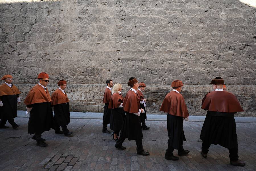 Procesión cívico-académica de docentes, estudiantado y personal de administración y servicios desde la Facultad de Derecho, Plaza de la Universidad, hasta el Hospital Real