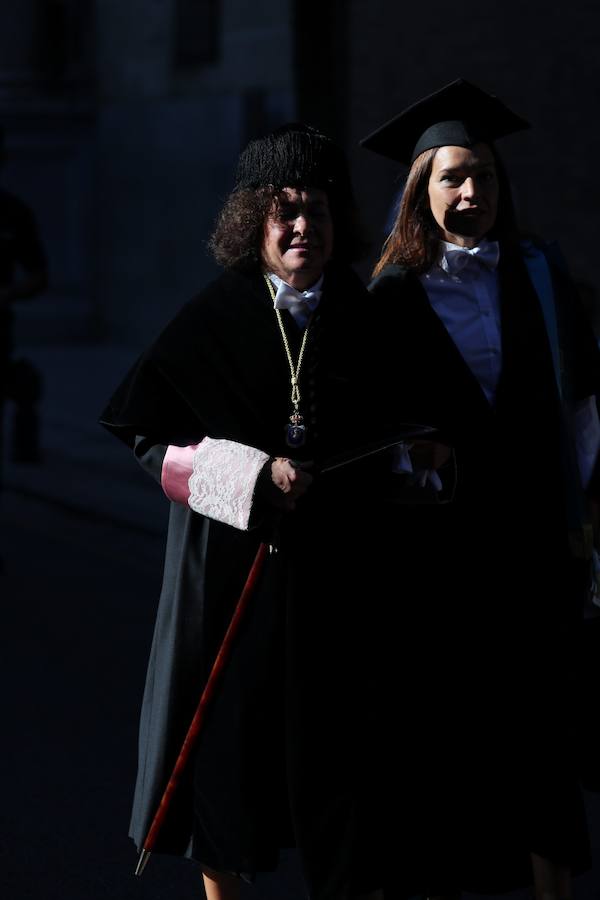 Procesión cívico-académica de docentes, estudiantado y personal de administración y servicios desde la Facultad de Derecho, Plaza de la Universidad, hasta el Hospital Real