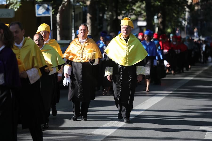 Procesión cívico-académica de docentes, estudiantado y personal de administración y servicios desde la Facultad de Derecho, Plaza de la Universidad, hasta el Hospital Real