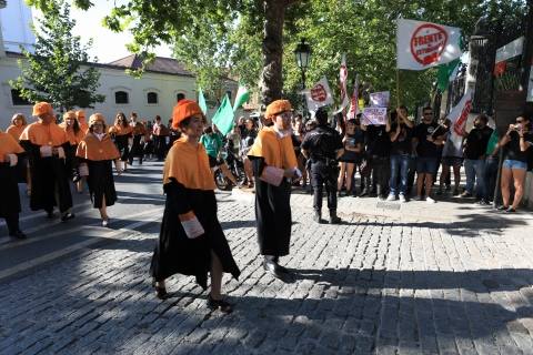 Procesión cívico-académica de docentes, estudiantado y personal de administración y servicios desde la Facultad de Derecho, Plaza de la Universidad, hasta el Hospital Real