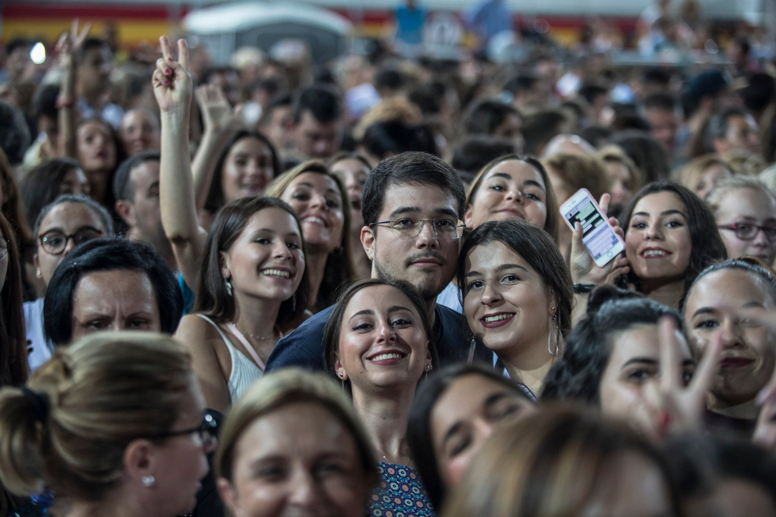 Un público entregado recibe a Pablo Alborán en el escenario granadino