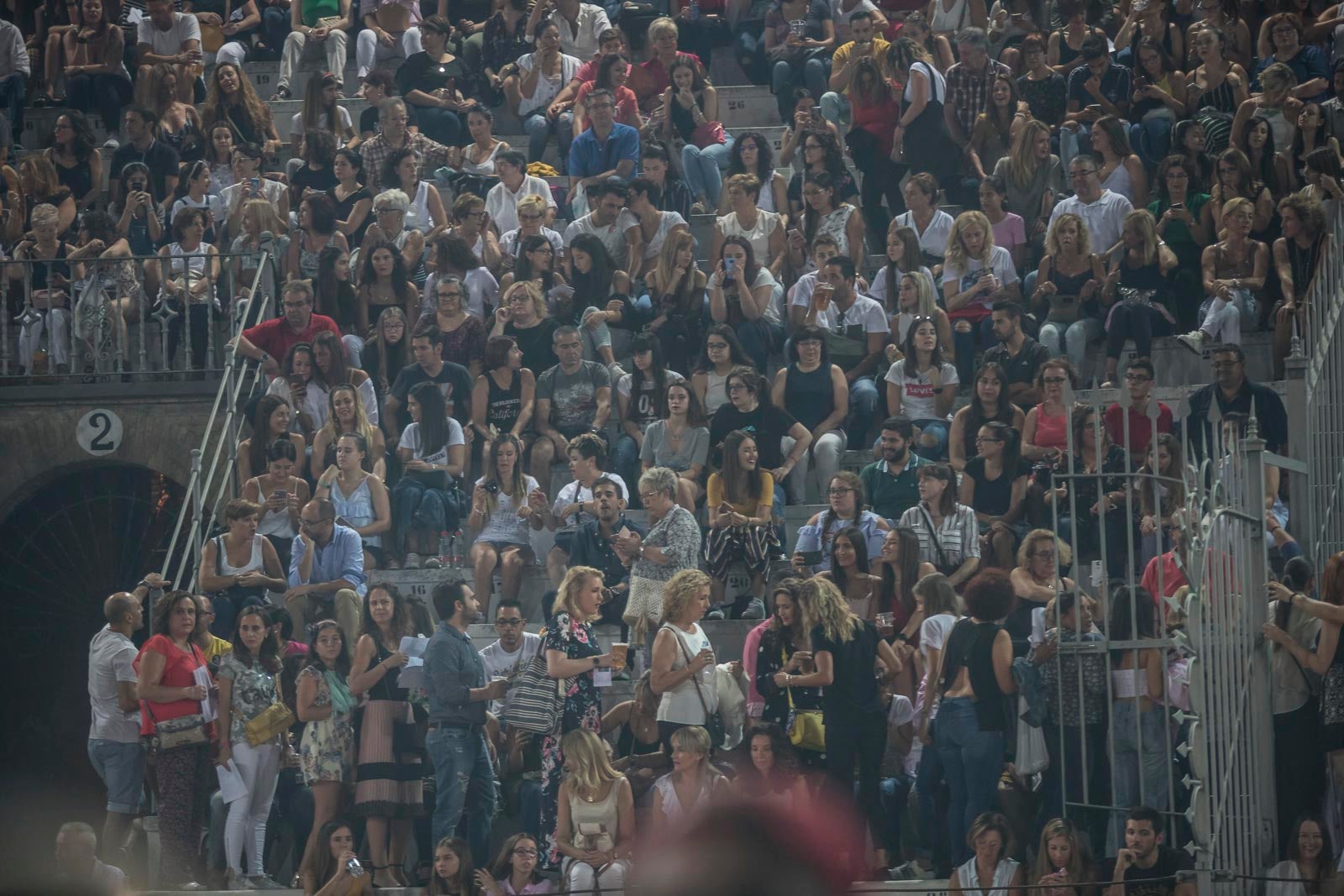 Un público entregado recibe a Pablo Alborán en el escenario granadino
