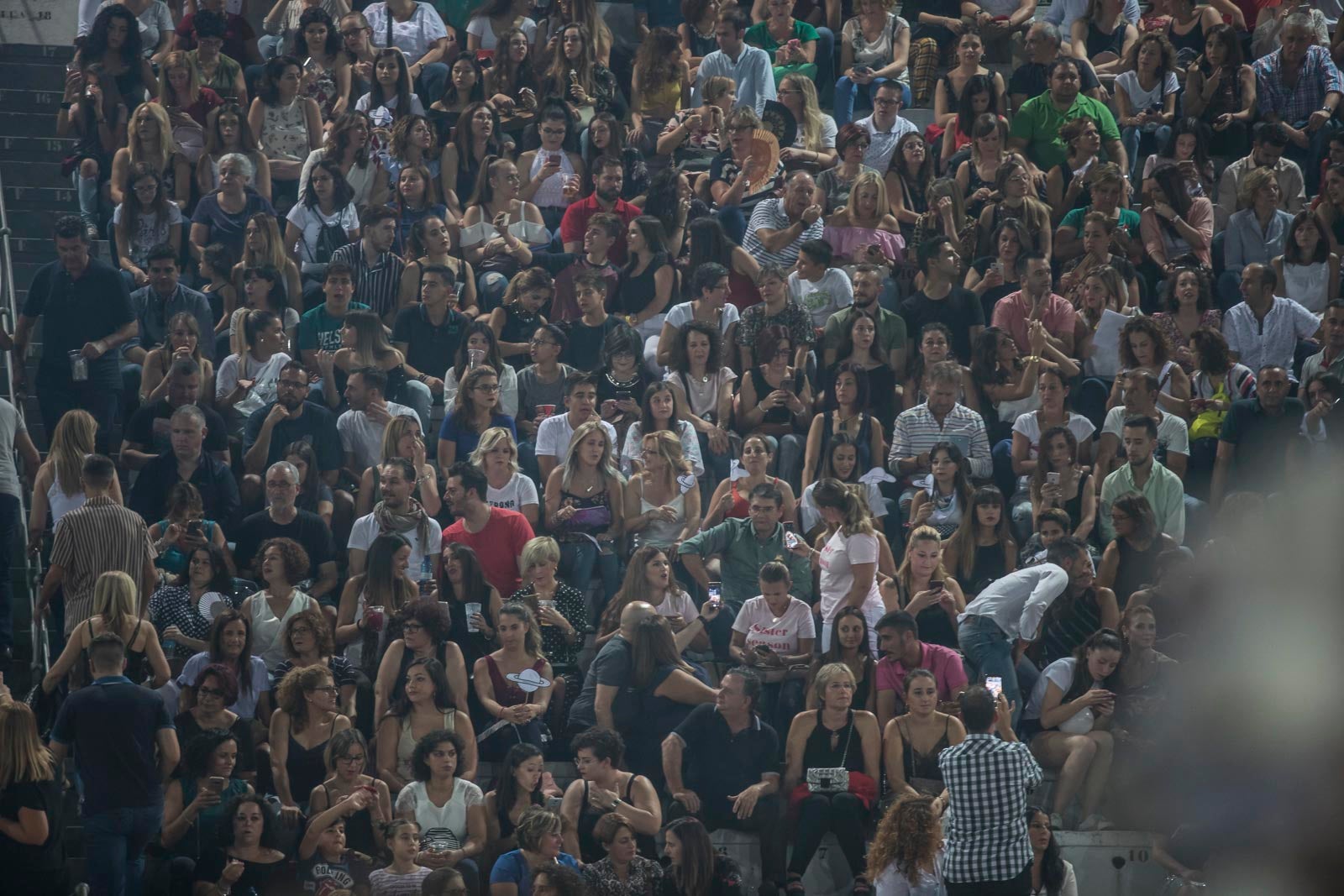 Un público entregado recibe a Pablo Alborán en el escenario granadino