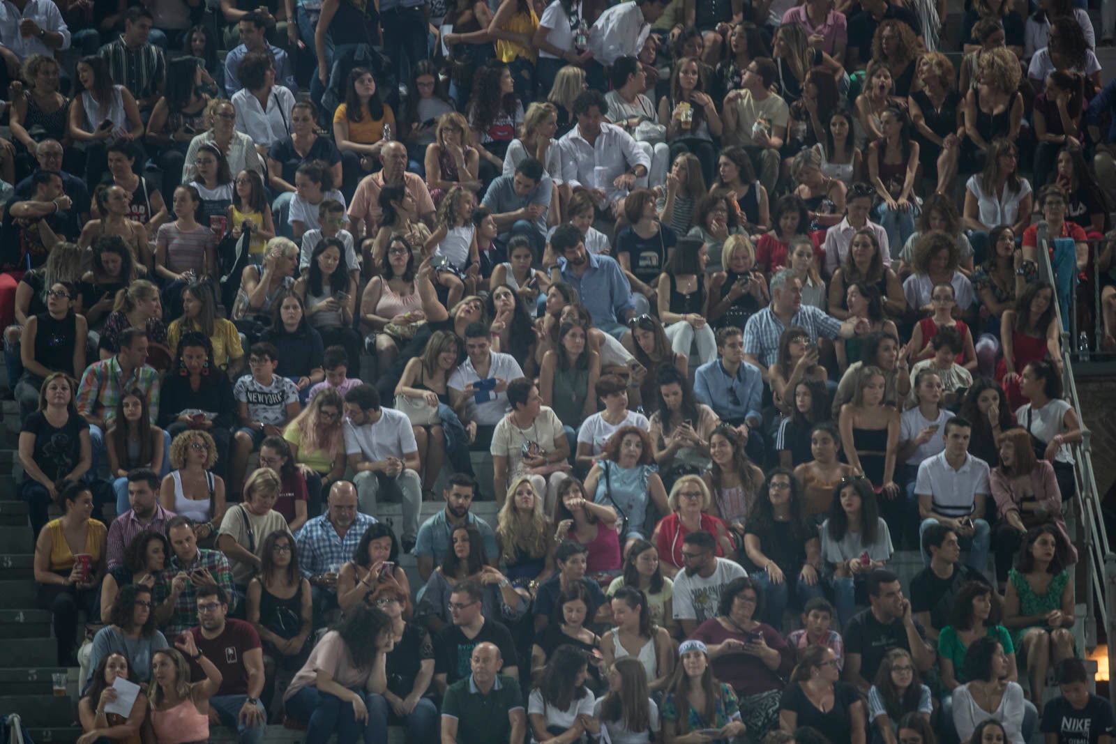 Un público entregado recibe a Pablo Alborán en el escenario granadino