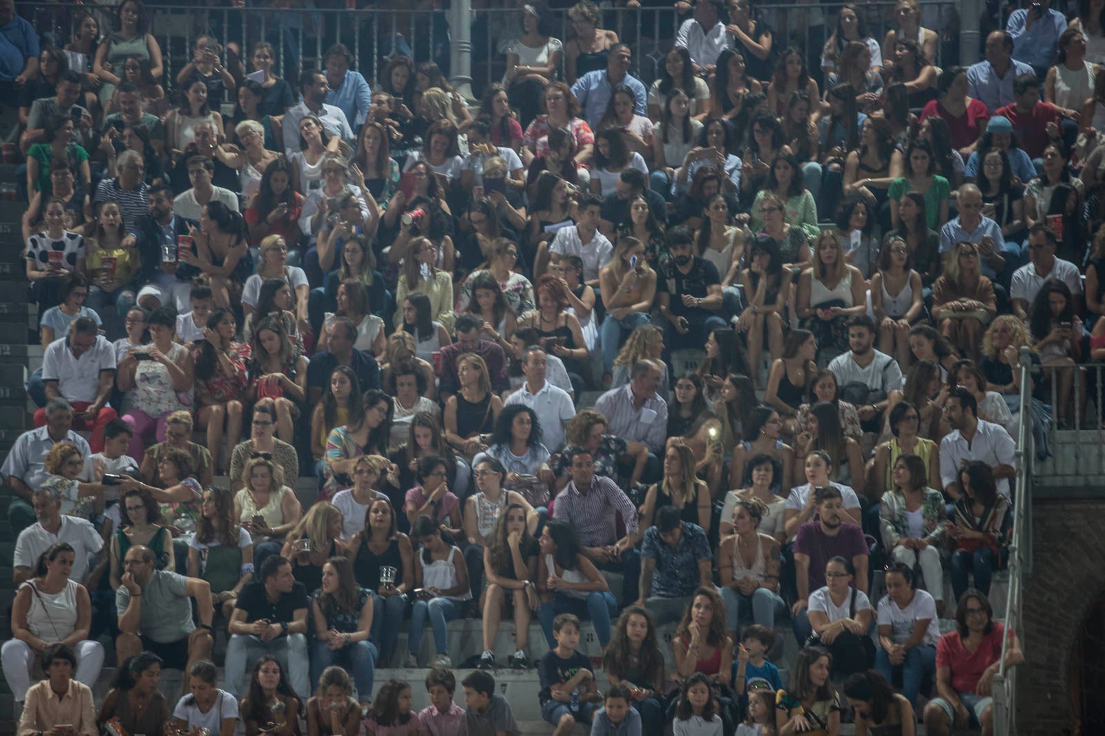 Un público entregado recibe a Pablo Alborán en el escenario granadino