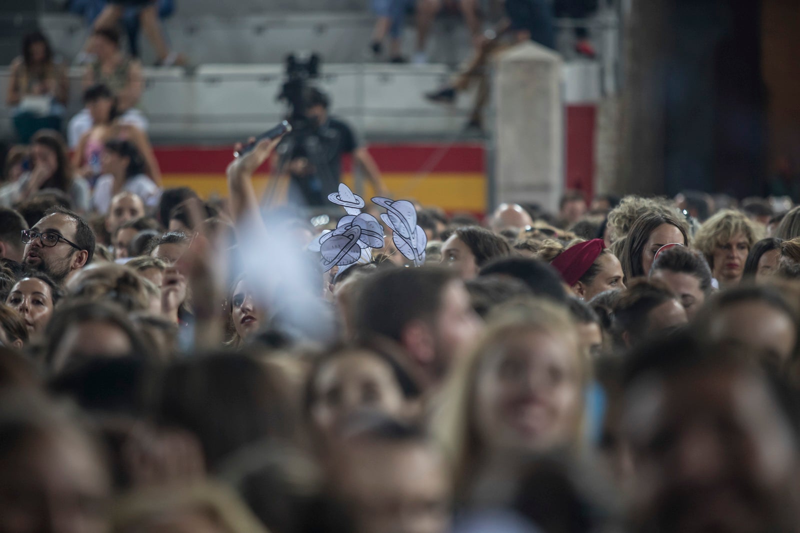 Un público entregado recibe a Pablo Alborán en el escenario granadino