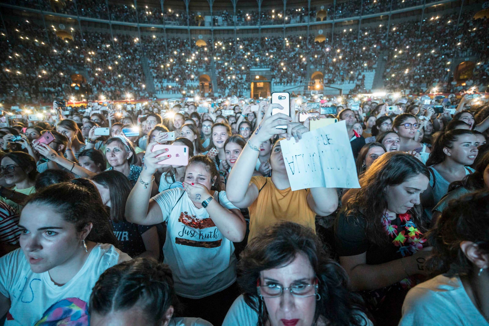 Un público entregado recibe a Pablo Alborán en el escenario granadino