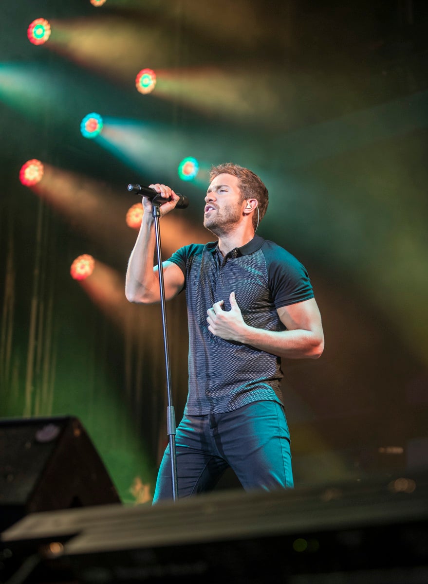 Un público entregado recibe a Pablo Alborán en el escenario granadino