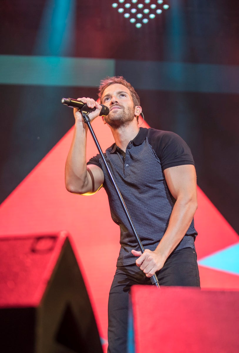 Un público entregado recibe a Pablo Alborán en el escenario granadino