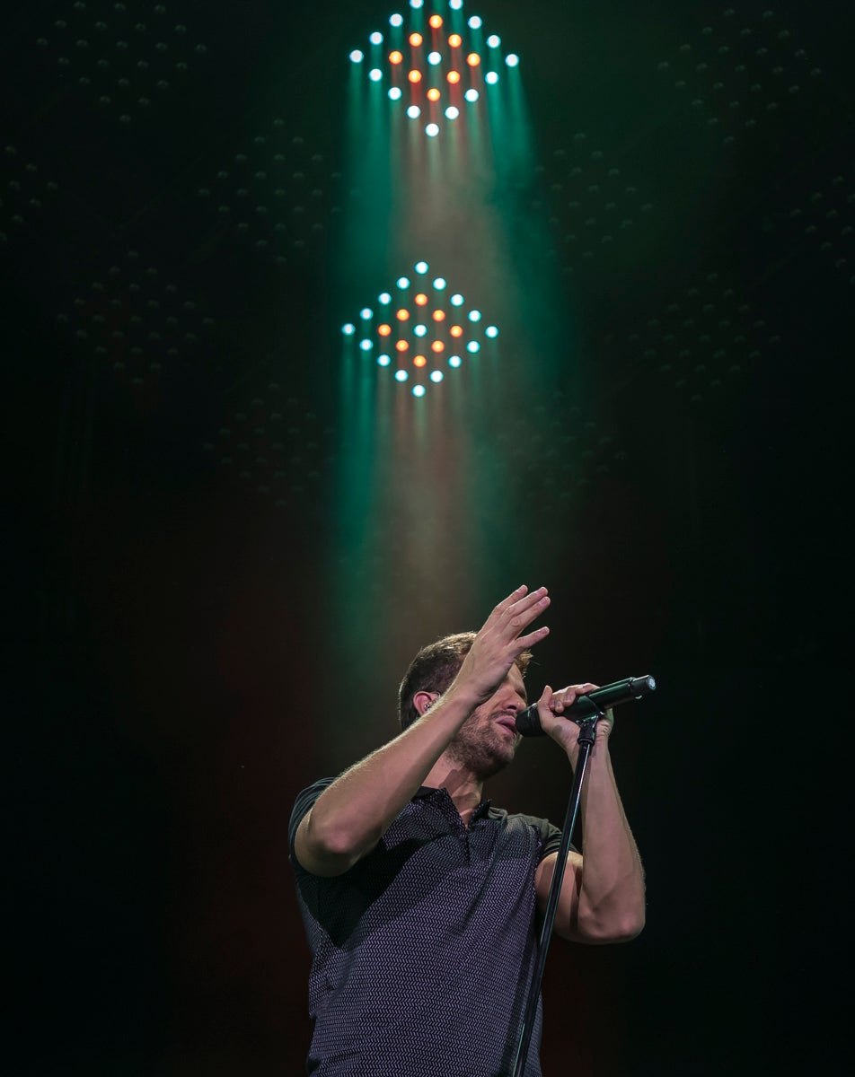 Un público entregado recibe a Pablo Alborán en el escenario granadino