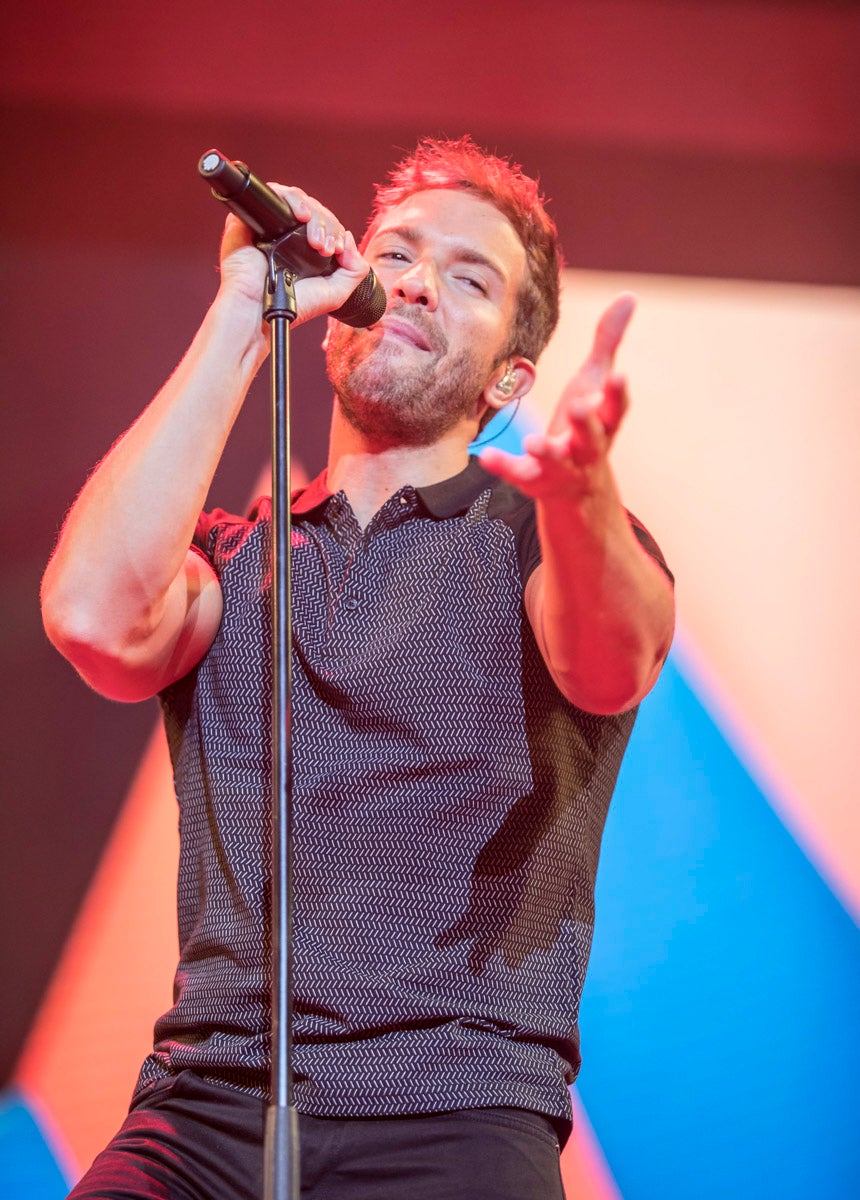 Un público entregado recibe a Pablo Alborán en el escenario granadino