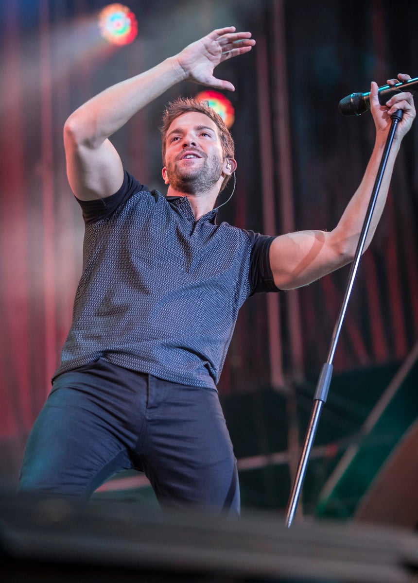 Un público entregado recibe a Pablo Alborán en el escenario granadino