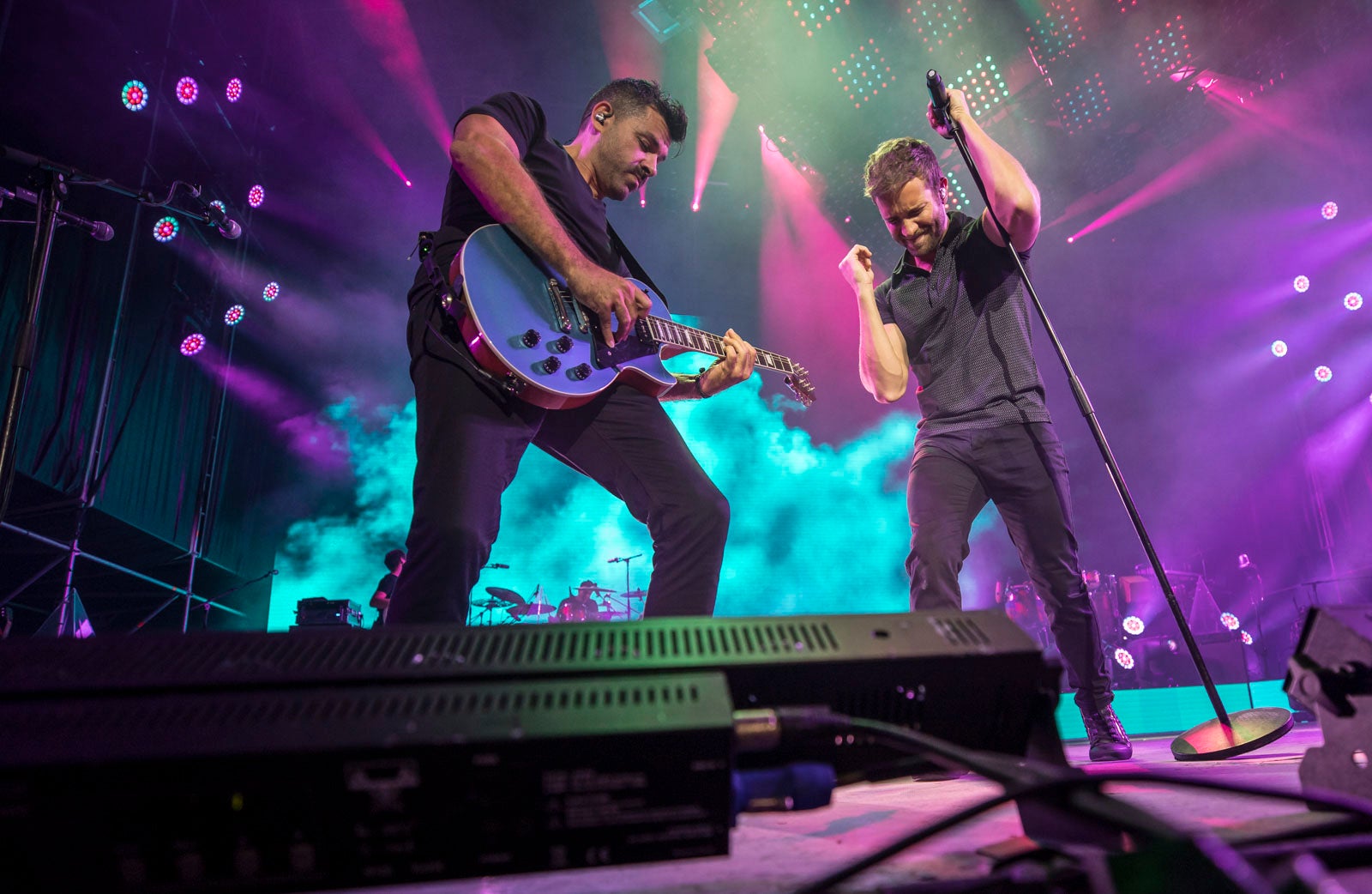 Un público entregado recibe a Pablo Alborán en el escenario granadino