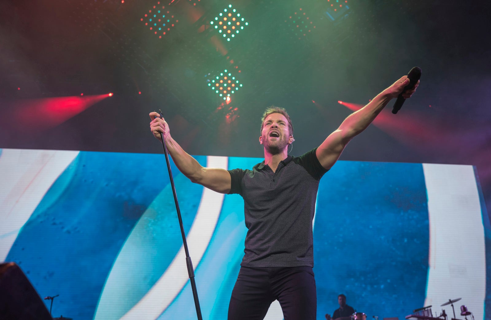 Un público entregado recibe a Pablo Alborán en el escenario granadino