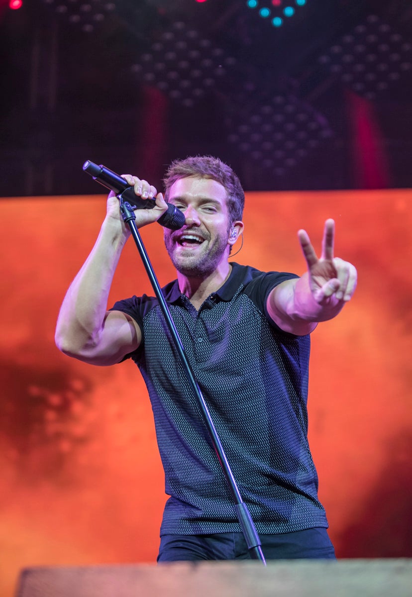 Un público entregado recibe a Pablo Alborán en el escenario granadino