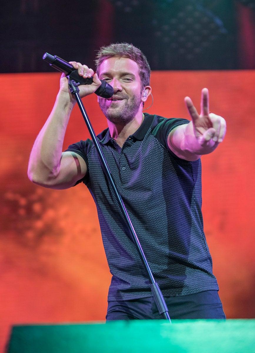 Un público entregado recibe a Pablo Alborán en el escenario granadino