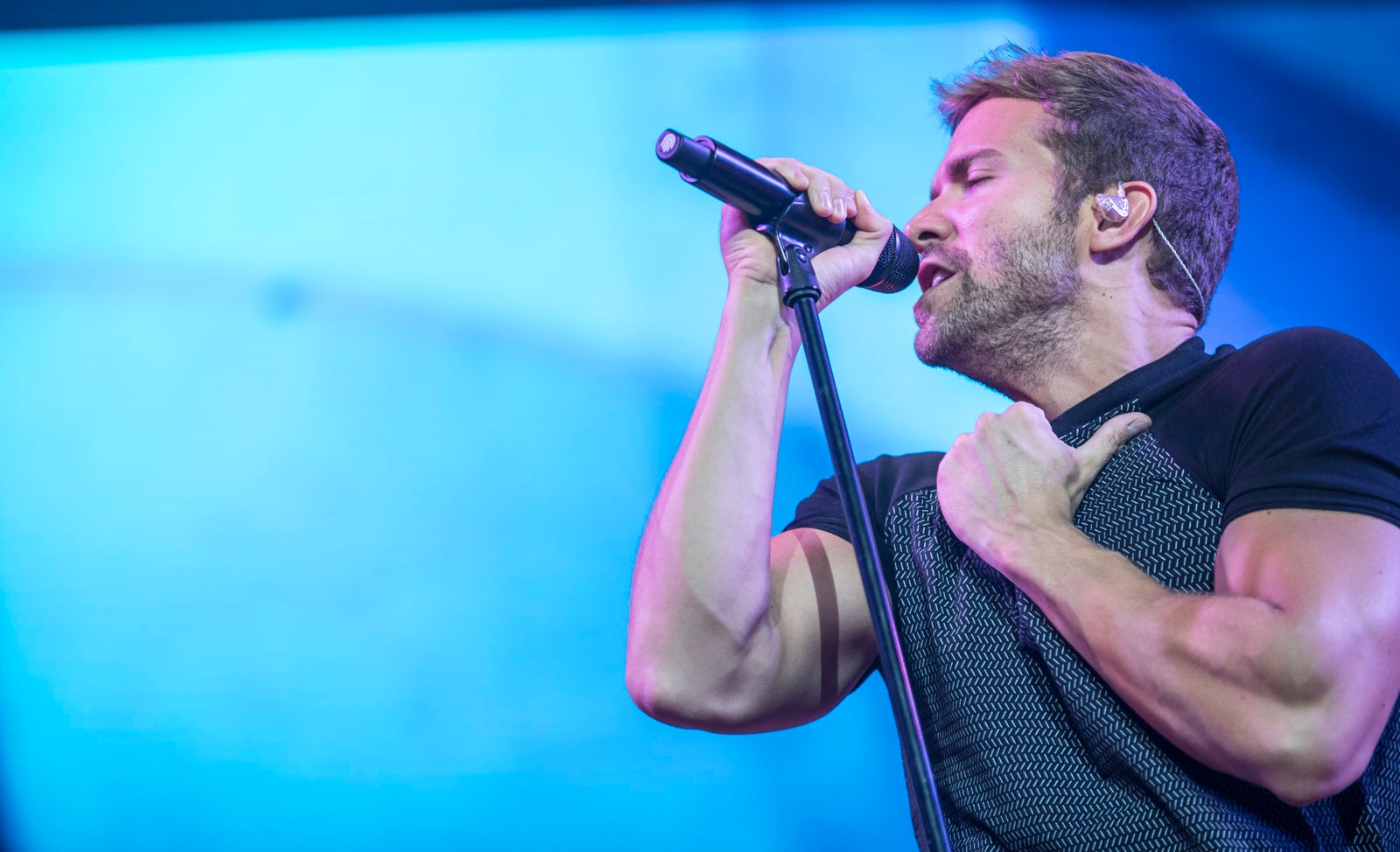 Un público entregado recibe a Pablo Alborán en el escenario granadino