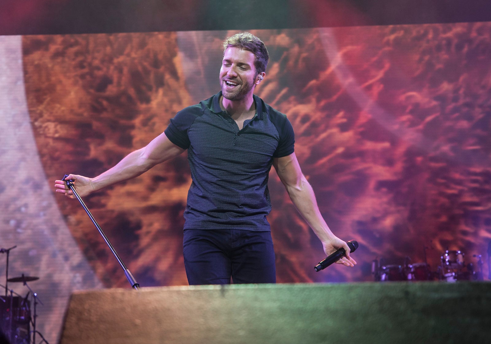 Un público entregado recibe a Pablo Alborán en el escenario granadino