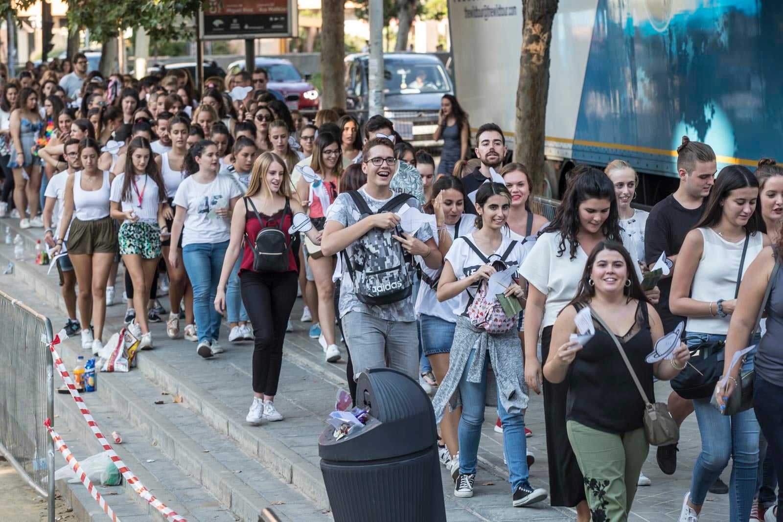 Colas interminables para acceder al concierto del cantante malagueño