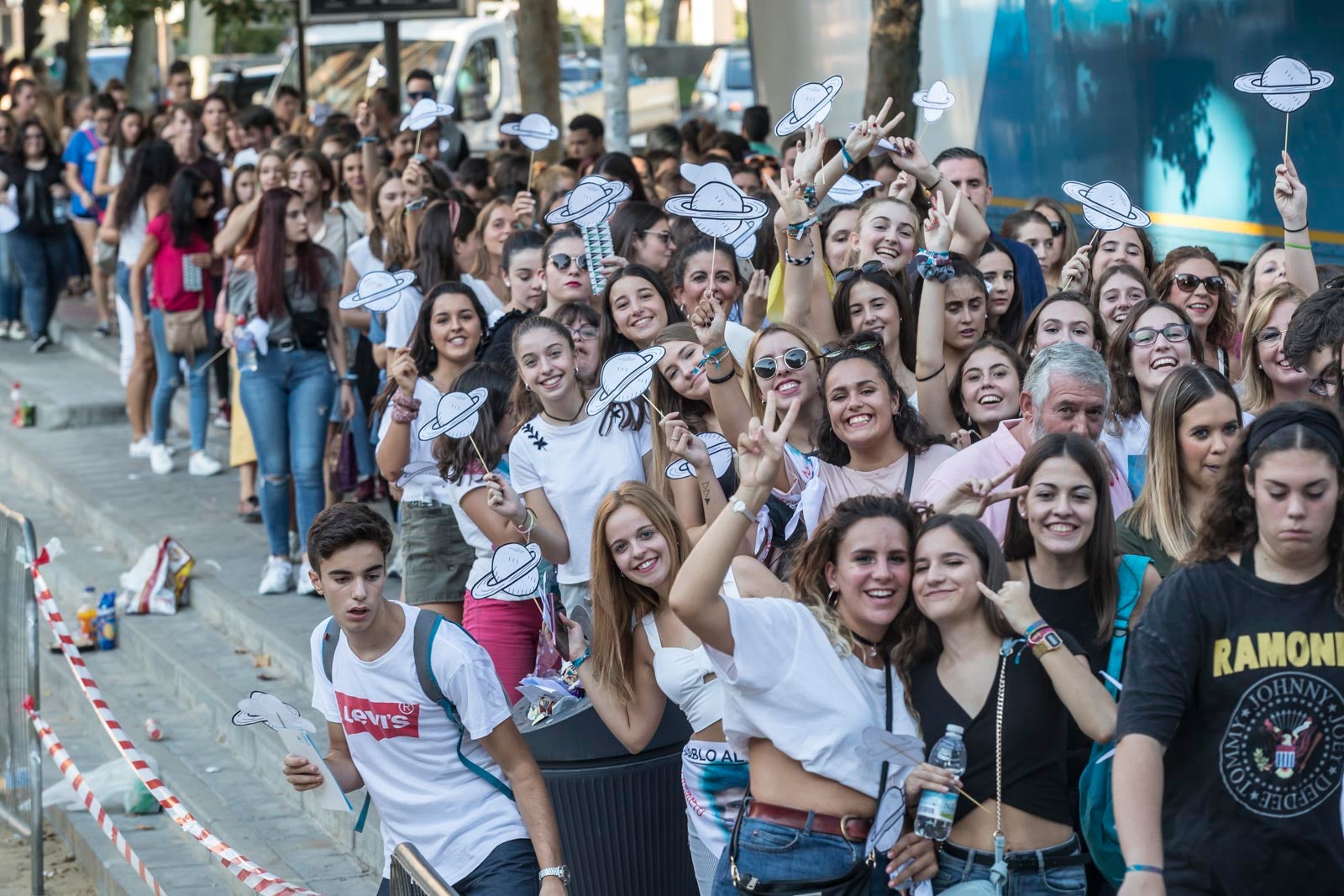 Colas interminables para acceder al concierto del cantante malagueño
