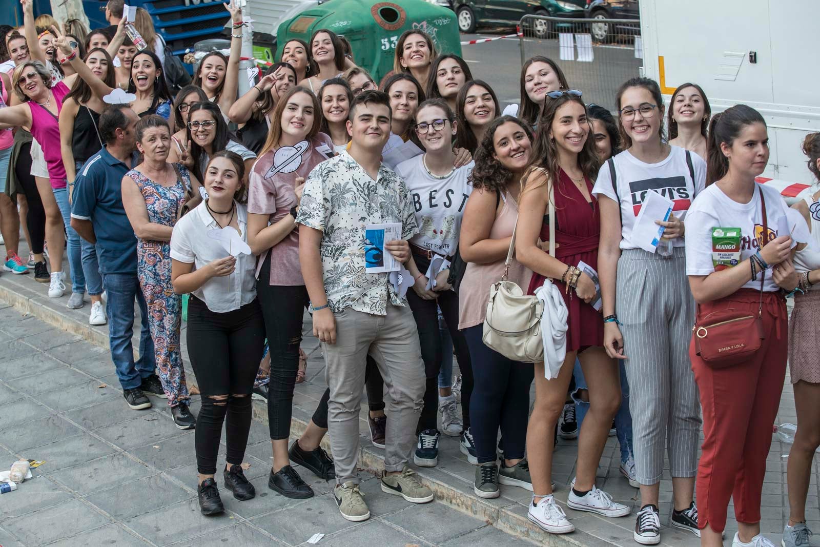Colas interminables para acceder al concierto del cantante malagueño
