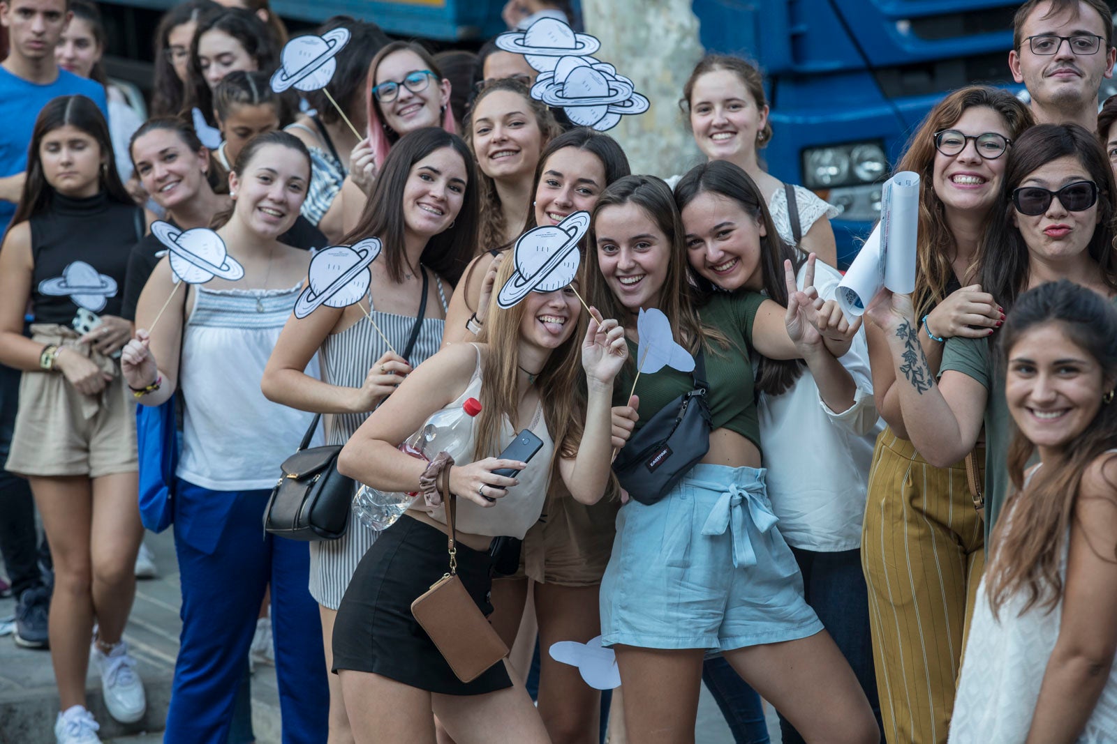 Colas interminables para acceder al concierto del cantante malagueño
