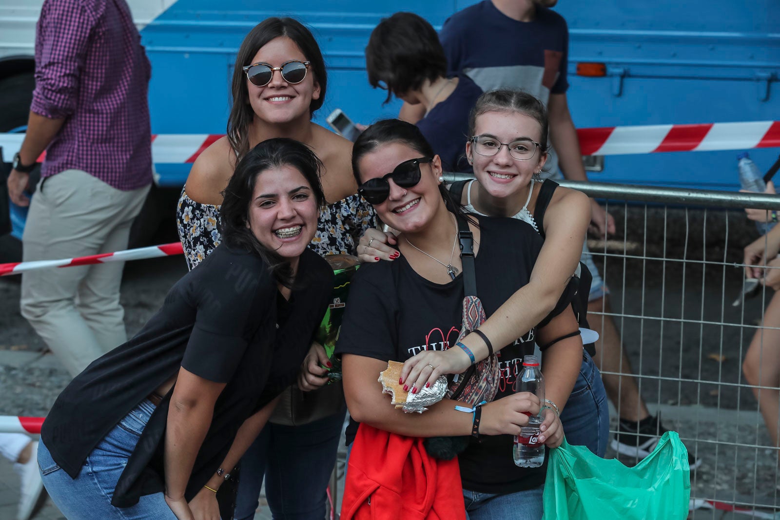 Colas interminables para acceder al concierto del cantante malagueño