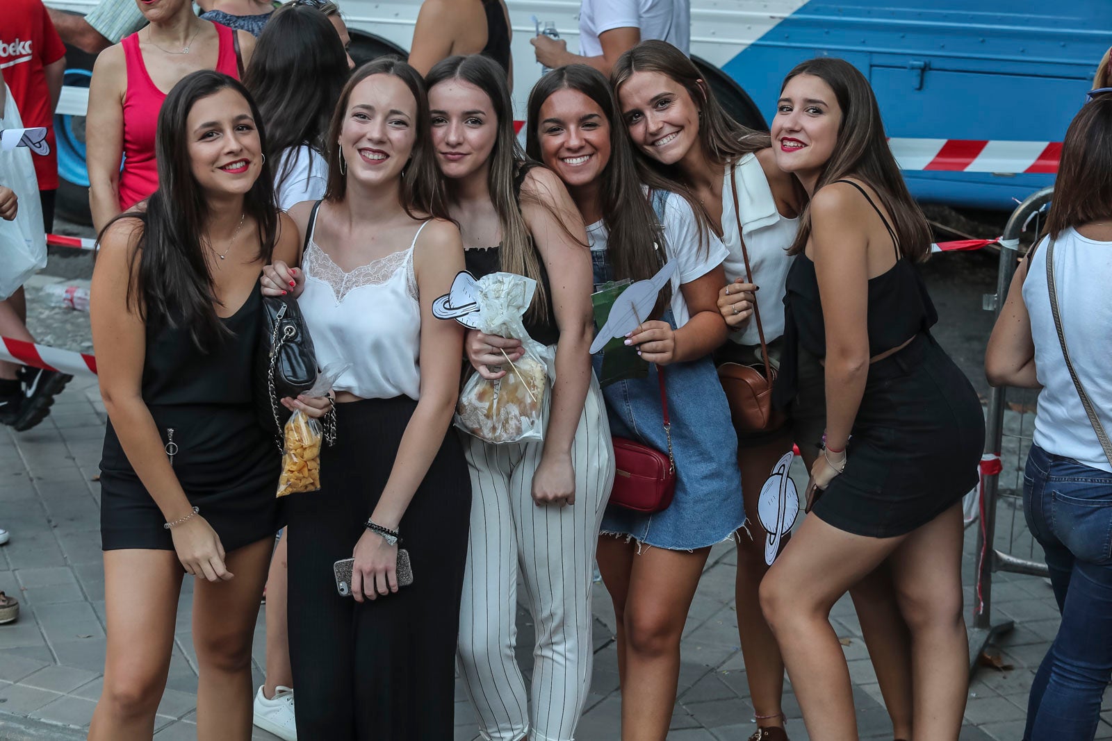 Colas interminables para acceder al concierto del cantante malagueño